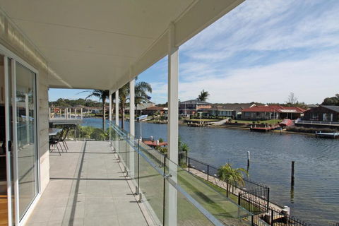 Unbeatable Waterfront Location - Accommodation Gladstone 1