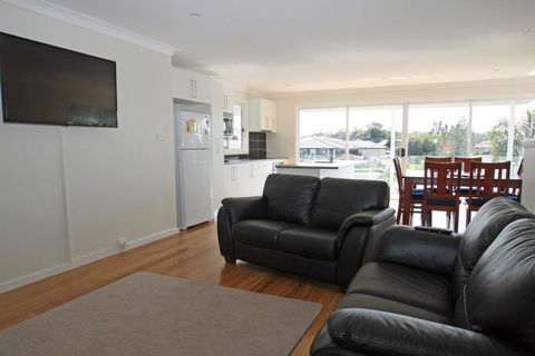 Unbeatable Waterfront Location - Accommodation Gladstone 3