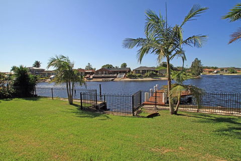 Unbeatable Waterfront Location - Accommodation Gladstone 0