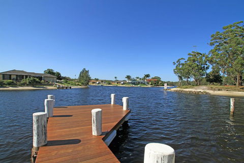 Unbeatable Waterfront Location - Accommodation Gladstone 2