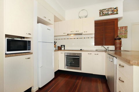 Unit 1 On The Park, Frank Street Coolum Beach: WIFI, 400 Bond, LINEN INCLUDED - Accommodation Gladstone 3