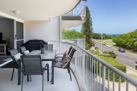 Unit 2 Point Break Apartments, 1-3 Point Arkwright, Linen Incl - Accommodation Gladstone 2