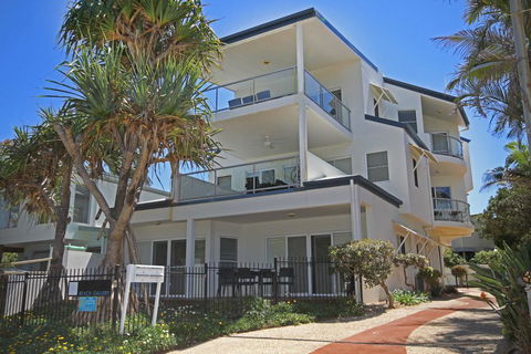 Unit 2, Beach Gallery, 9 Andrew Street Point Arkwright, 500 BOND, LINEN SUPPLIED - Accommodation Gladstone 0