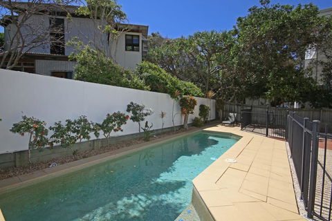 Unit 2, Beach Gallery, 9 Andrew Street Point Arkwright, 500 BOND, LINEN SUPPLIED - Accommodation Gladstone 1