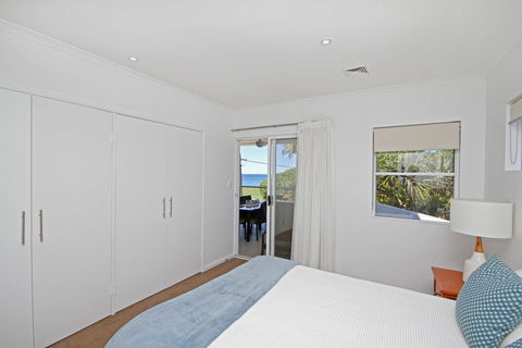 Unit 2, Beach Gallery, 9 Andrew Street Point Arkwright, 500 BOND, LINEN SUPPLIED - Accommodation Gladstone 3