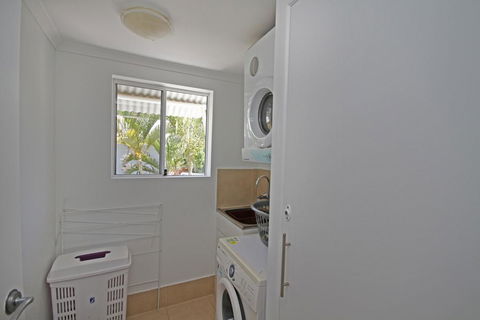 Unit 2, Beach Gallery, 9 Andrew Street Point Arkwright, 500 BOND, LINEN SUPPLIED - Accommodation Gladstone 2
