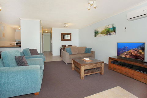 Unit 2, Biriny Lodge, 1686-1689 David Low Way Coolum Beach - Accommodation Gladstone 1