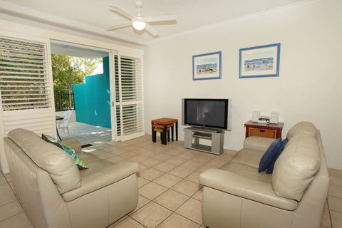 Unit 2, On The Park, 22 Frank Street Coolum Beach, 400 BOND, LINEN INCLUDED - Accommodation Gladstone 3