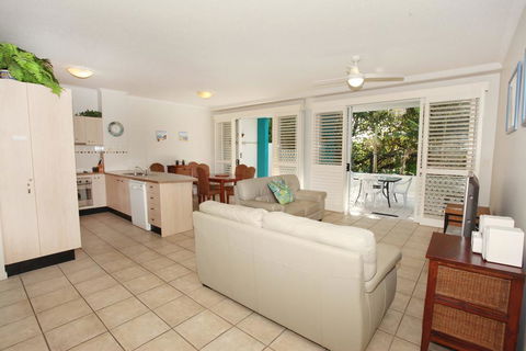 Unit 2, On The Park, 22 Frank Street Coolum Beach, 400 BOND, LINEN INCLUDED - Accommodation Gladstone 2