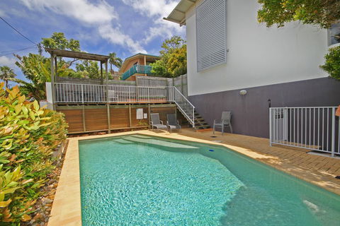 Unit 2, Sea Breeze Villas- 39 First Avenue Coolum - WIFI, 400 Bond - Accommodation Gladstone 1