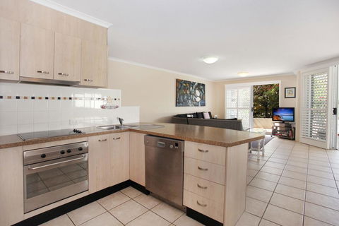 Unit 3, On The Park, 22 Frank Street Coolum Beach, 400 BOND, LINEN INCLUDED - Accommodation Gladstone 2