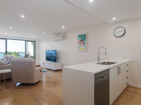 Unit 301 'The Shoal' 6-8 Bullecourt Street - Air Con, Walking To Local Shops & Beach - Accommodation Gladstone 1