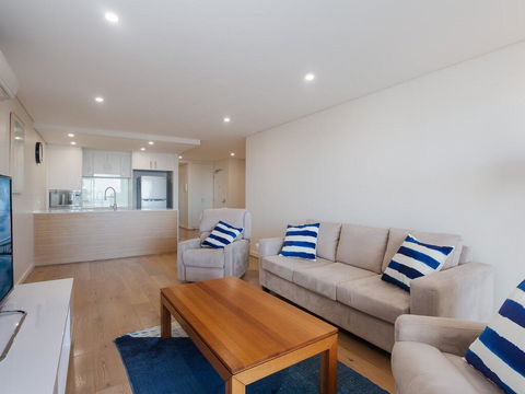 Unit 301 'The Shoal' 6-8 Bullecourt Street - Air Con, Walking To Local Shops & Beach - Accommodation Gladstone 3