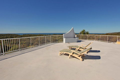 Unit 4, Coolum Sands Apartments, 34 First Avenue Coolum Beach, 400 BOND, LINEN SUPPLIED - Accommodation Gladstone 3