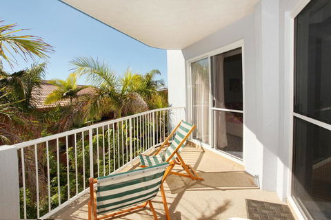 Unit 4, Coolum Sands Apartments, 34 First Avenue Coolum Beach, 400 BOND, LINEN SUPPLIED - Accommodation Gladstone 1
