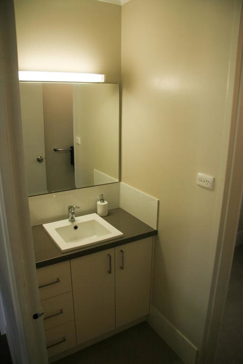 Unit1, Graydon Lodge - Accommodation Gladstone 3