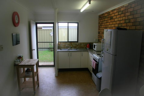 Unit1, Graydon Lodge - Accommodation Gladstone 2