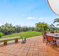 Unrivaled Ocean and City views from Resort Style 3bed with Garden - Accommodation Gladstone