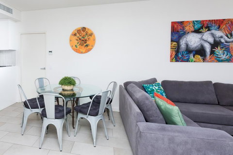 Urban Jungle! Executive Apartment In Heart Of CBD - Accommodation Gladstone 2