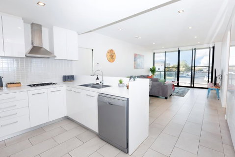 Urban Jungle! Executive Apartment In Heart Of CBD - Accommodation Gladstone 3