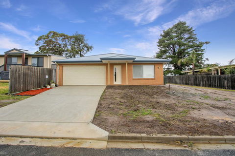 V & V Family Dream Away - Accommodation Gladstone 2