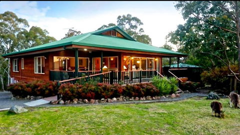 Valley View Luxury Retreat - Accommodation Gladstone 0