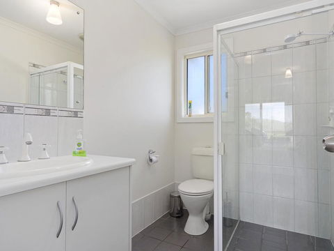 VALLEY VIEWS - 10 Valley Heights Drive - Accommodation Gladstone 0