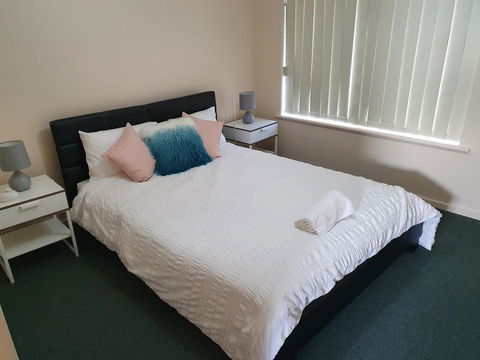 Value 2 Bed Villa Close To QEH + Airport + City + Beach - Accommodation Gladstone 0