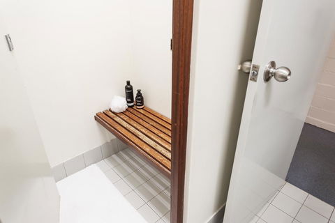Vickery House 8 Bedroom Flat - Accommodation Gladstone 3