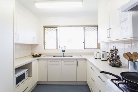 Vickery House 8 Bedroom Flat - Accommodation Gladstone 0