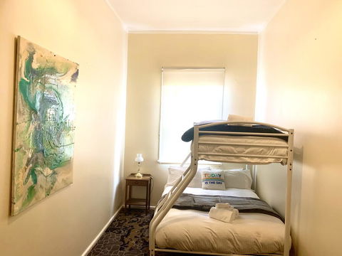 Victoria Albert Guest House Bar Cafe And Restaurant - Accommodation Gladstone 1
