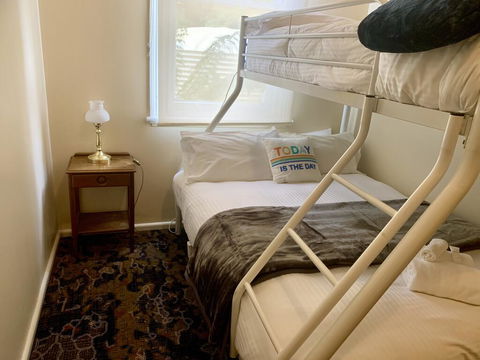 Victoria Albert Guest House Bar Cafe And Restaurant - Accommodation Gladstone 2