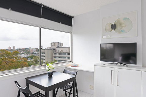 Views To Die For// Studio Rushcutters Bay // Free Parking - Accommodation Gladstone 3