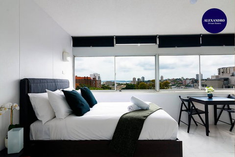 Views To Die For// Studio Rushcutters Bay // Free Parking - Accommodation Gladstone 0