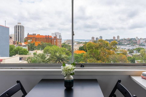 Views To Die For// Studio Rushcutters Bay // Free Parking - Accommodation Gladstone 2
