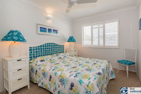 VIEWS VIEWS VIEWS! Front Top Floor Waterfront Unit - Chnook Apartments South Esp, Bongaree - Accommodation Gladstone 2