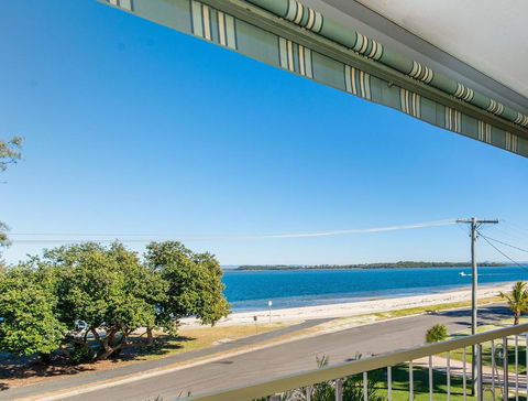 VIEWS VIEWS VIEWS! Front Top Floor Waterfront Unit - Chnook Apartments South Esp, Bongaree - Accommodation Gladstone 0