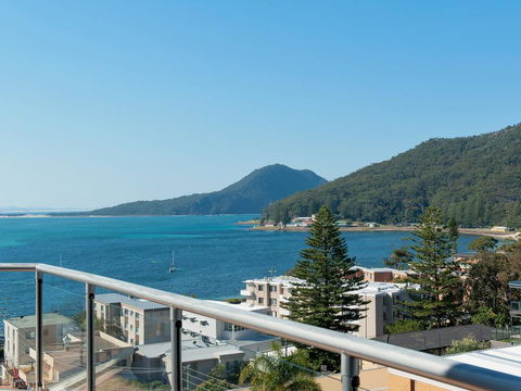 Views, Views & More Views, Sub-Penthouse In Shoal Bay - Accommodation Gladstone 1