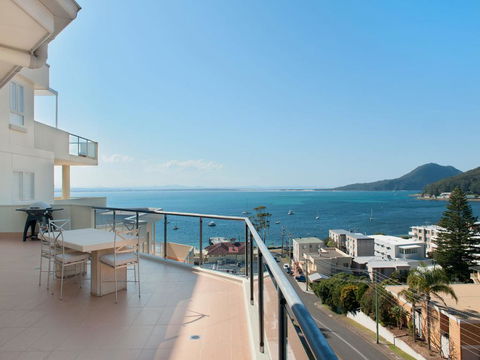 Views, Views & More Views, Sub-Penthouse In Shoal Bay - Accommodation Gladstone 2