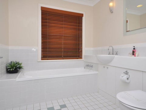 Villa 3br Vista Resort Condo Located Within Cypress Lakes Resort (nothing Is More Central) - Accommodation Gladstone 1