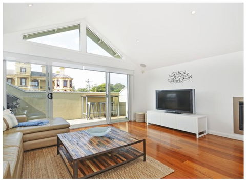 Villa By The Sea - Accommodation Gladstone 0