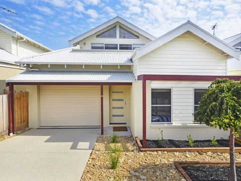 Villa By The Sea - Accommodation Gladstone 3