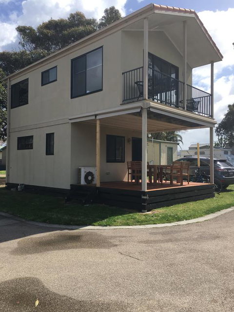 Villa By The Lake - Accommodation Gladstone 1