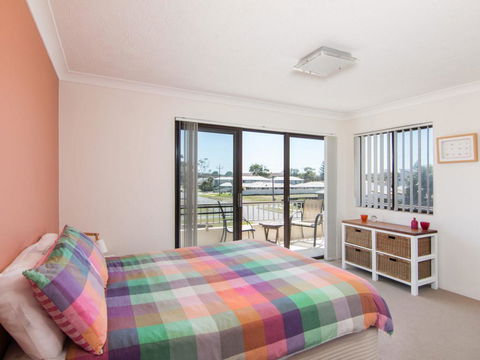 Villa Capri 3, Just A Hop, Skip And Jump To Bowling Club - Accommodation Gladstone 2