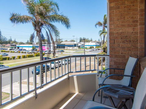 Villa Capri 3, Just A Hop, Skip And Jump To Bowling Club - Accommodation Gladstone 3