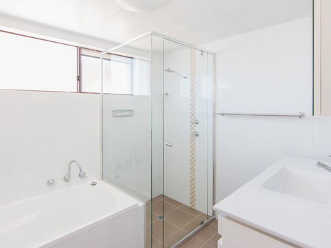 Villa Capri 3, Just A Hop, Skip And Jump To Bowling Club - Accommodation Gladstone 1