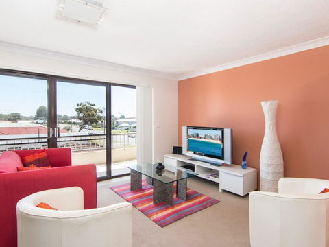 Villa Capri 3, Just A Hop, Skip And Jump To Bowling Club - Accommodation Gladstone 0