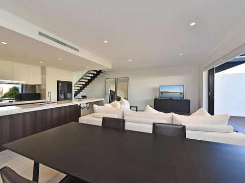 Villa Capri Waterside At Trinity Point - Accommodation Gladstone 3