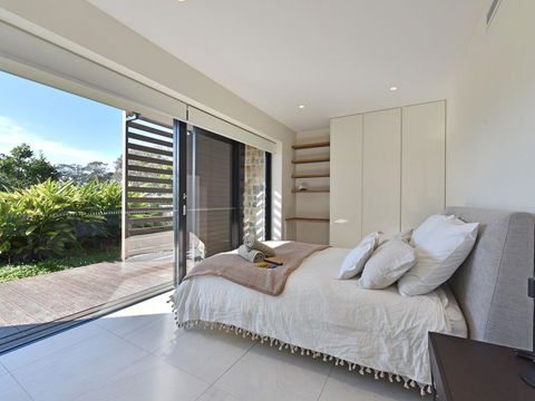 Villa Catania Waterside At Trinity Point - Accommodation Gladstone 1