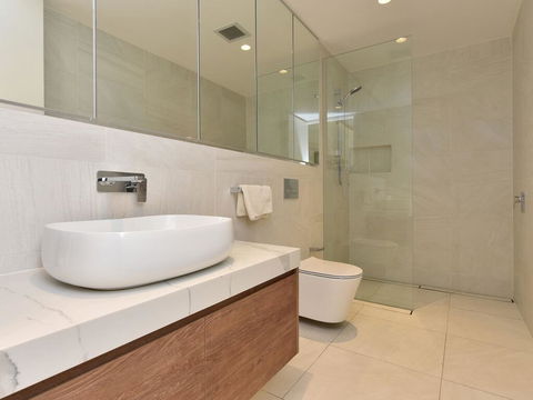 Villa Catania Waterside At Trinity Point - Accommodation Gladstone 3